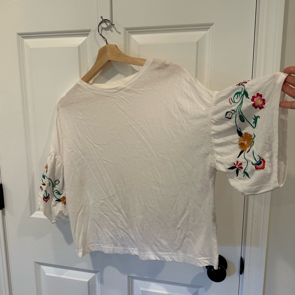 Caliope Tops - White Top With Embroidered